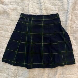 Vintage 90’s plaid skirt Skoozi size 9. Wrap around button.